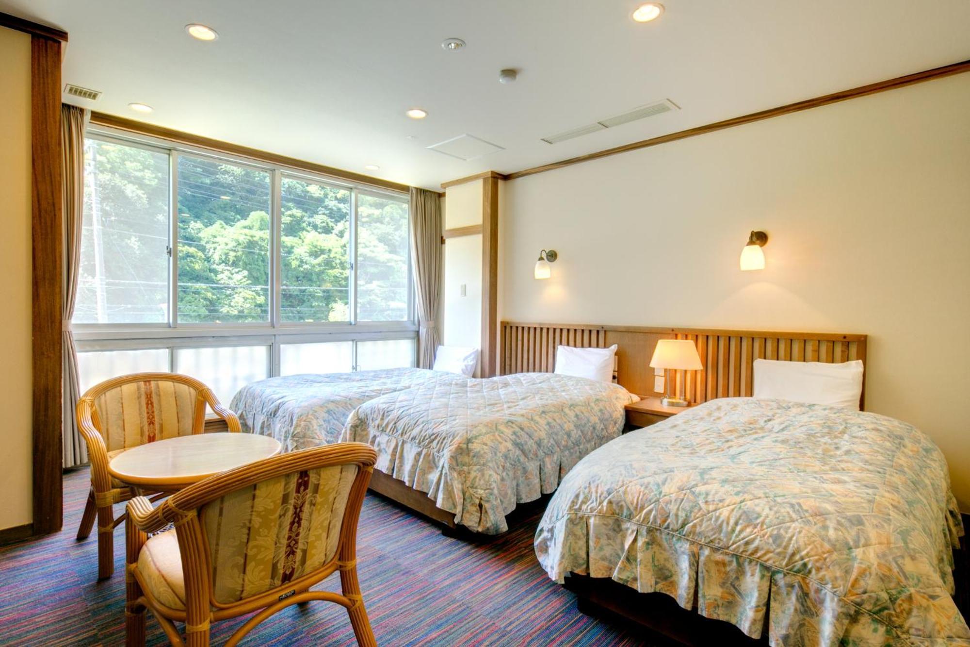 Отель Yugawara-Onsen Manyoso Экстерьер фото