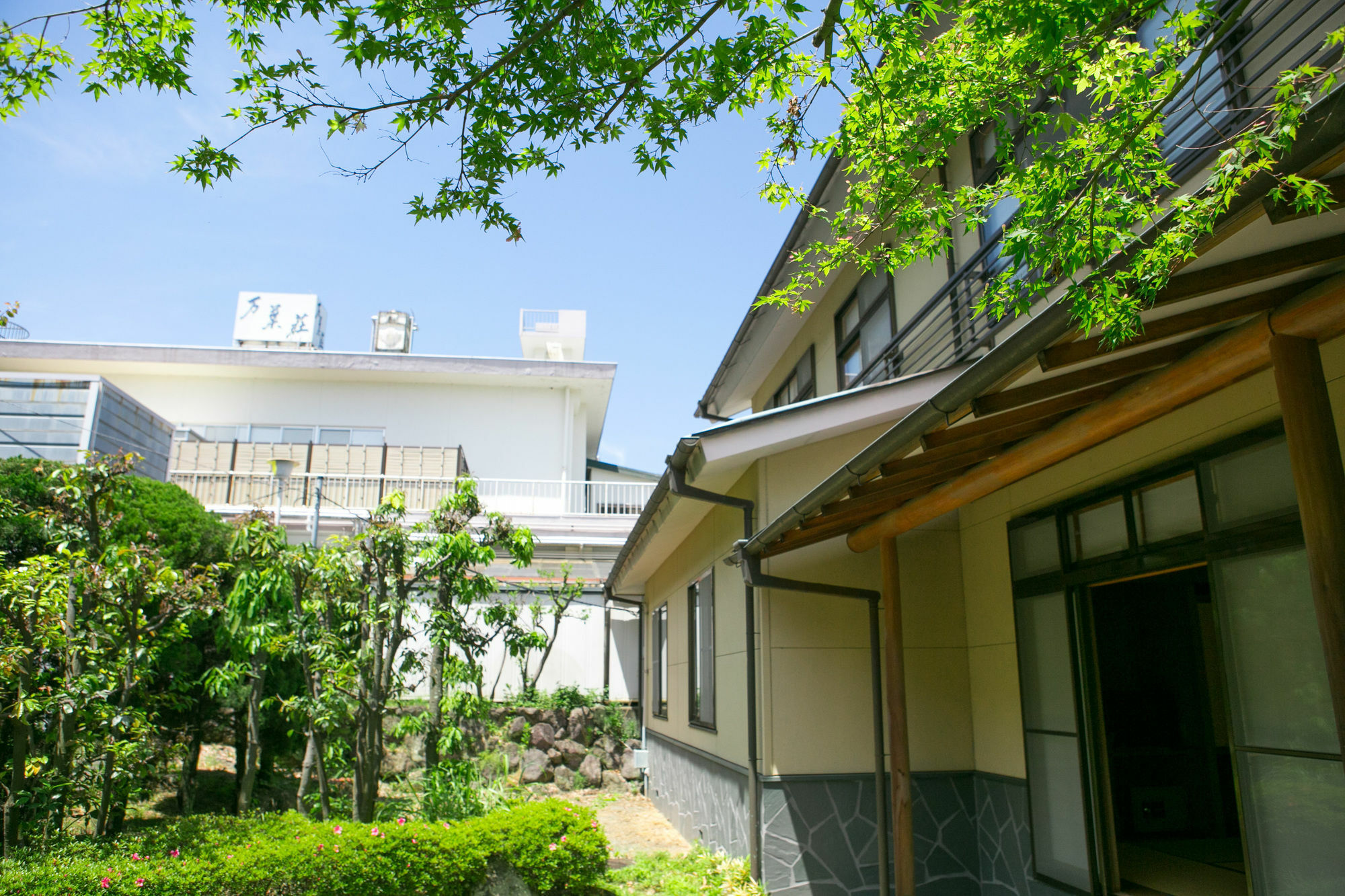 Отель Yugawara-Onsen Manyoso Экстерьер фото